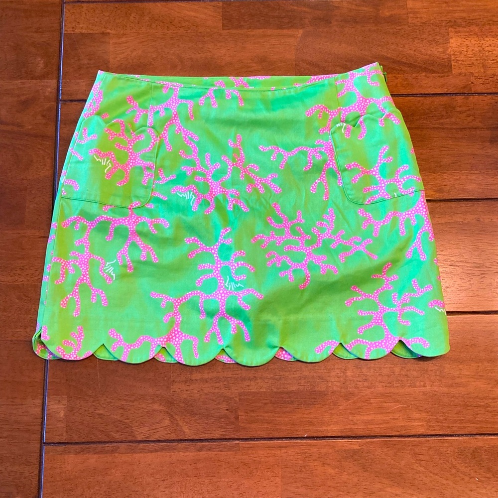 Lilly Pulitzer Green and Pink Coral Skirt Skort Scalloped Hem & Pockets Size 2